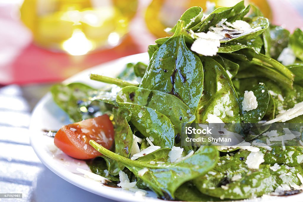 Salade d'épinards frais - Photo de Huile d'olive libre de droits
