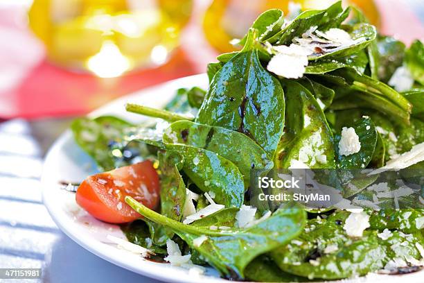 Salada De Espinafre Fresco - Fotografias de stock e mais imagens de Azeite - Azeite, Espinafre, Tomate