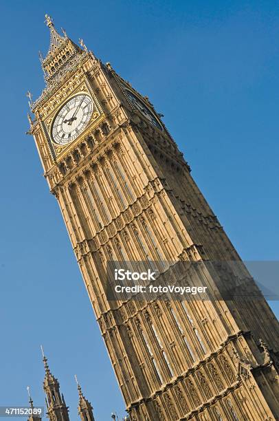 Big Ben Funky Ángulo De Londres Foto de stock y más banco de imágenes de Alto - Descripción física - Alto - Descripción física, Arquitectura, Arquitectura exterior