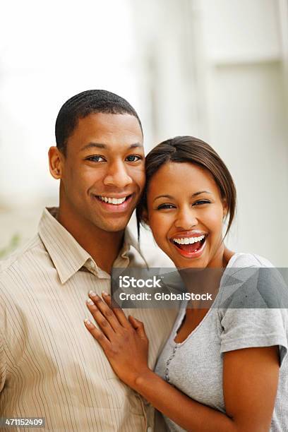 Foto de Romântico Jovem Casal Sorrindo e mais fotos de stock de 20 Anos - 20 Anos, 20-24 Anos, Abraçar