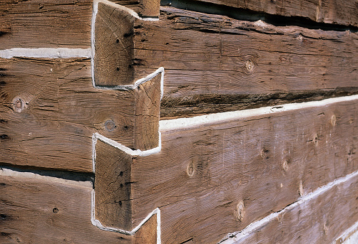 Mortise and tenon joint in log cabin construction