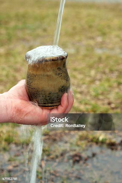 Derramar Cup Foto de stock y más banco de imágenes de Abundancia - Abundancia, Agarrar, Agua