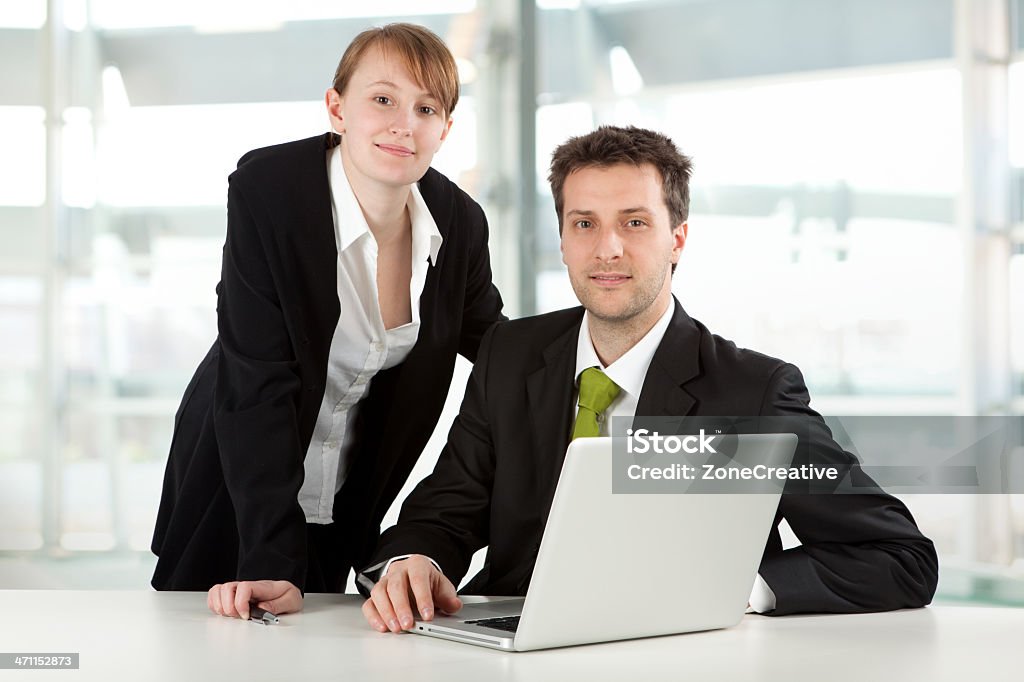 partner business manager e sorriso di lavoro in ufficio con computer portatile - Foto stock royalty-free di Abbigliamento elegante