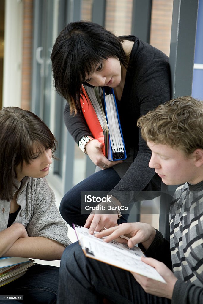 Alunos a estudar na universidade - Royalty-free 20-24 Anos Foto de stock