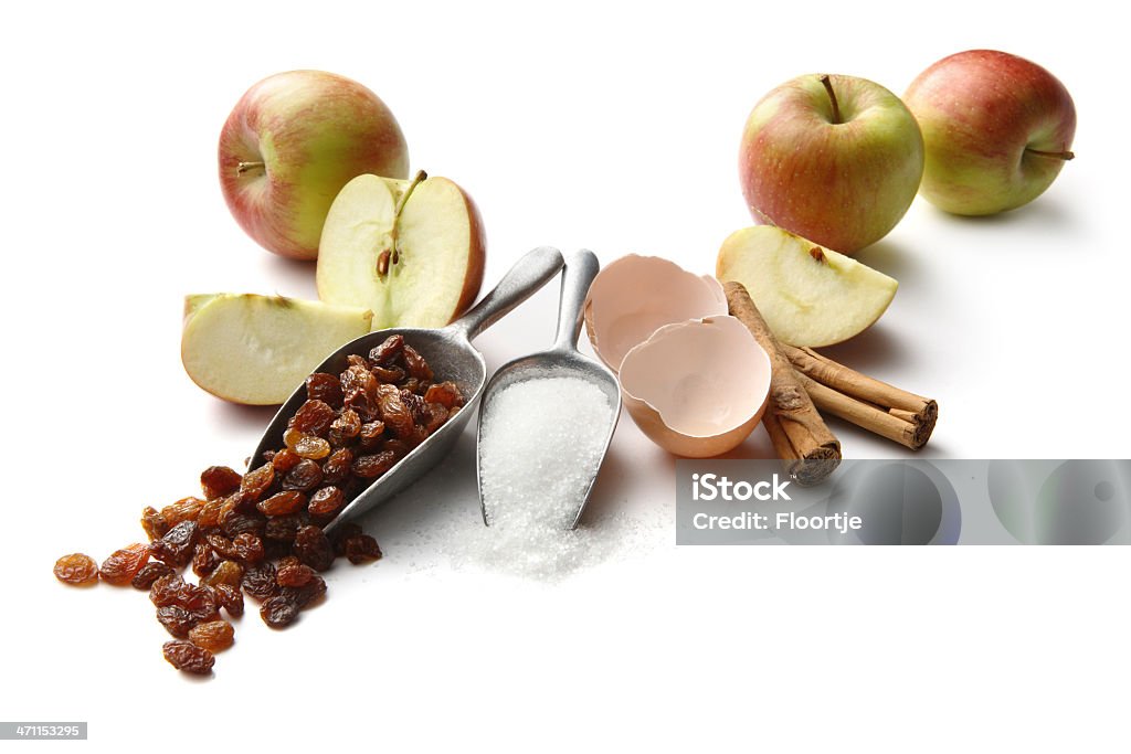 베이킹 성분: 애플 파이 (사과들, 달걀, 건포도, 시나몬과 당 - 로열티 프리 0명 스톡 사진