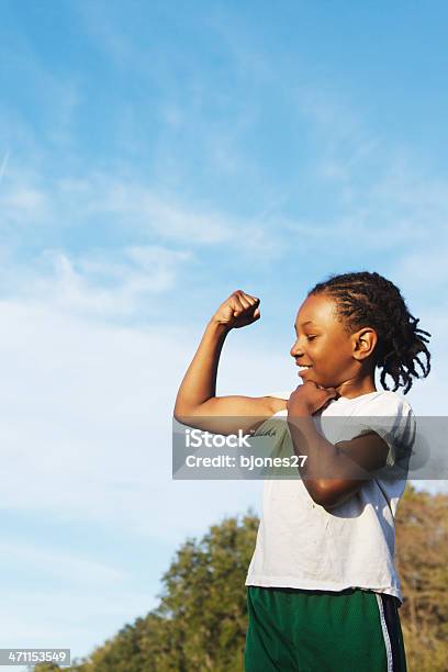 Músculos Foto de stock y más banco de imágenes de Flexionar los músculos - Flexionar los músculos, Niño, Familia
