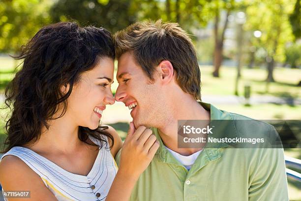 若いカップルでロマンスを公園 - カジュアルウェアのストックフォトや画像を多数ご用意 - カジュアルウェア, カラー画像, ヘッドショット