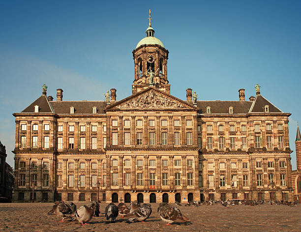 der königliche palast in amsterdam - dam stock-fotos und bilder