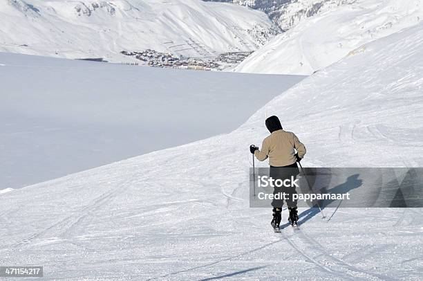Frau Beginnt Zu Ski In Wunderschöner Landschaft Stockfoto und mehr Bilder von 60-69 Jahre - 60-69 Jahre, Aktiver Lebensstil, Aktiver Senior