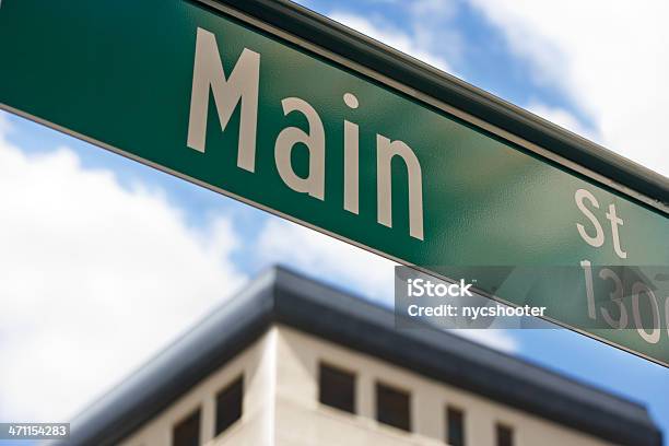 La Calle Main Street De Señal Foto de stock y más banco de imágenes de Arquitectura - Arquitectura, Bloque de Oficinas, Calle principal - Calle