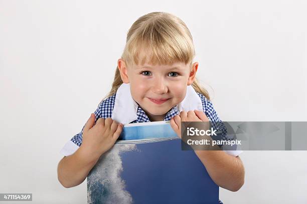 Szczęśliwy Uśmiech Mała Szkoła Dziewczynka W Strój Z Książki - zdjęcia stockowe i więcej obrazów Uniform