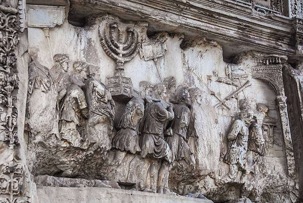 фриз на арка тита (arco di tito) - arch of titus стоковые фото и изображения
