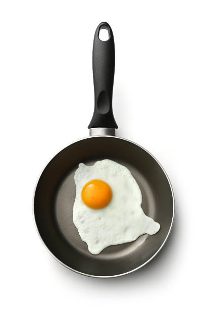 에그스: fryingpan 알류 in - eggs fried egg egg yolk isolated 뉴스 사진 이미지