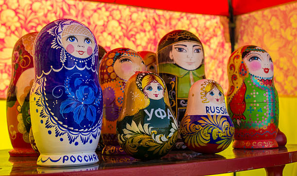 mano pintó dools de madera tradicional - babushka russian nesting doll doll green fotografías e imágenes de stock