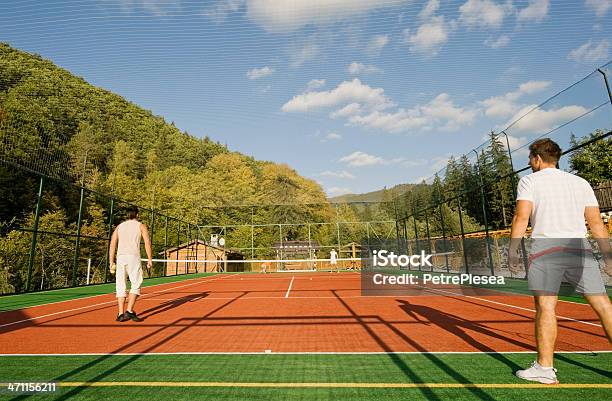 Теннис В Горы — стоковые фотографии и другие картинки Активный образ жизни - Активный образ жизни, Взаимодействие, Взрослый