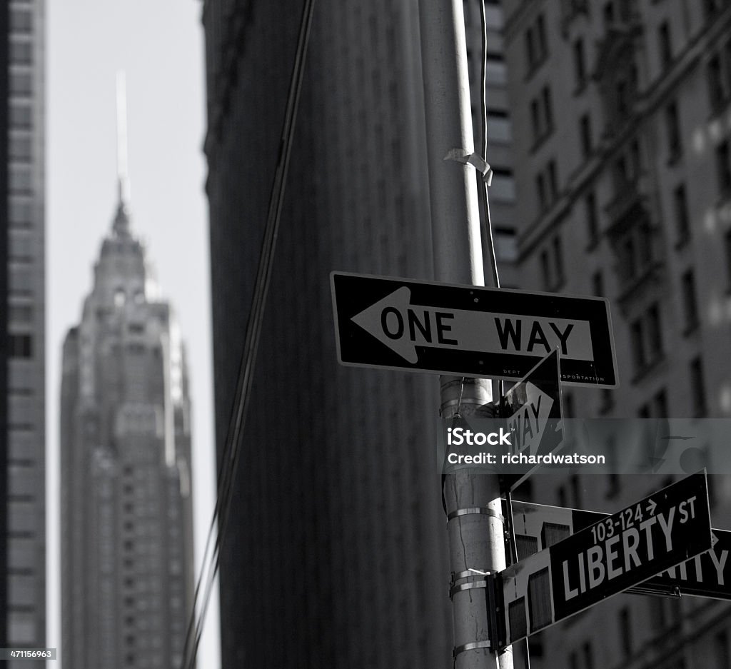 Нью-Йорк Стрит Знак с Крайслер-билдинг в расстояние - Стоковые фото Американская культура роялти-фри