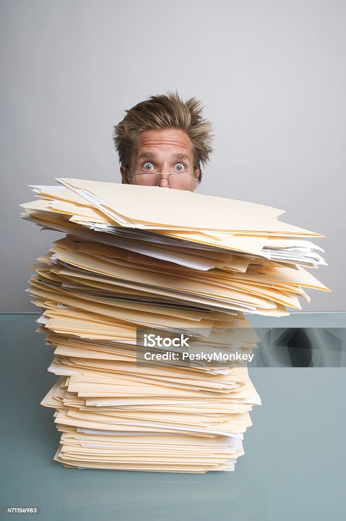 Empresario Peeks de enorme montón de papeleo - Foto de stock de Adulto libre de derechos