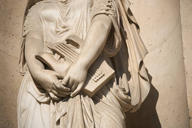 estátua de musical mulher a segurar antiquada lute marble - sculpture women fine art statue marble imagens e fotografias de stock
