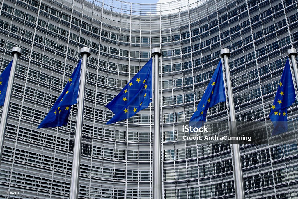 Banderas de la Unión Europea fuera moderno edificio de oficinas - Foto de stock de Asta - Palo libre de derechos