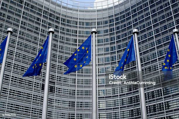 Banderas De La Unión Europea Fuera Moderno Edificio De Oficinas Foto de stock y más banco de imágenes de Asta - Palo
