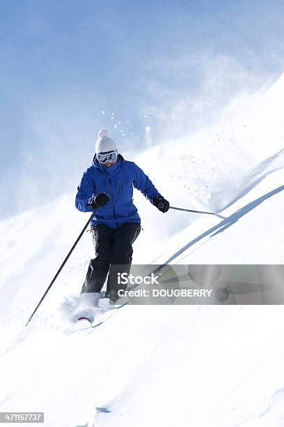 Mujer Esquiador Foto de stock y más banco de imágenes de 30-39 años - 30-39 años, Actividad, Actividades recreativas