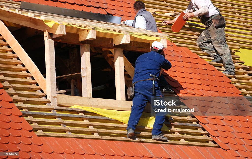 roofers en el trabajo - Foto de stock de Carpintero libre de derechos
