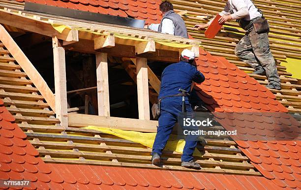 Roofers En El Trabajo Foto de stock y más banco de imágenes de Carpintero - Carpintero, Constructor de tejados, Tejado