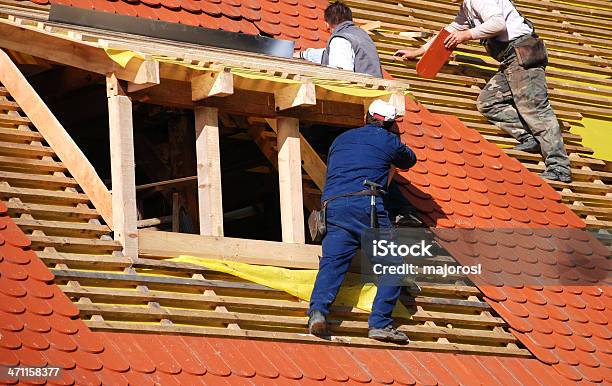 Roofers На Работе — стоковые фотографии и другие картинки Кровельщик - Кровельщик, Крыша, Плотник