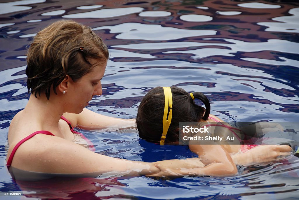 Aulas de natação rosto para baixo - Foto de stock de 2-3 Anos royalty-free