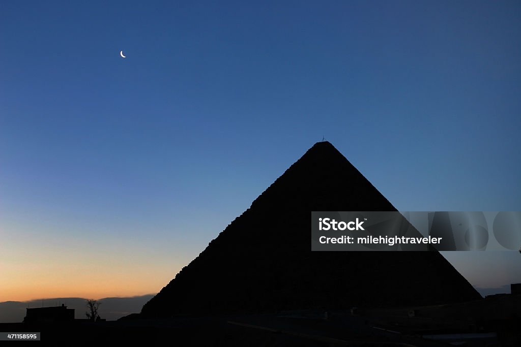 Crescent Luna e la Grande Piramide di Giza - Foto stock royalty-free di Piramide - Struttura edile