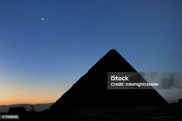 Crescent Luna E La Grande Piramide Di Giza - Fotografie stock e altre immagini di Piramide - Struttura edile - Piramide - Struttura edile, Piramidi di Giza, Luna