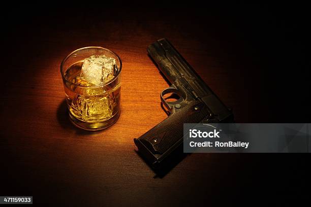 Cine Negro Scotch Y Fourty Cinco Foto de stock y más banco de imágenes de Arma - Arma, Whisky, 1940-1949