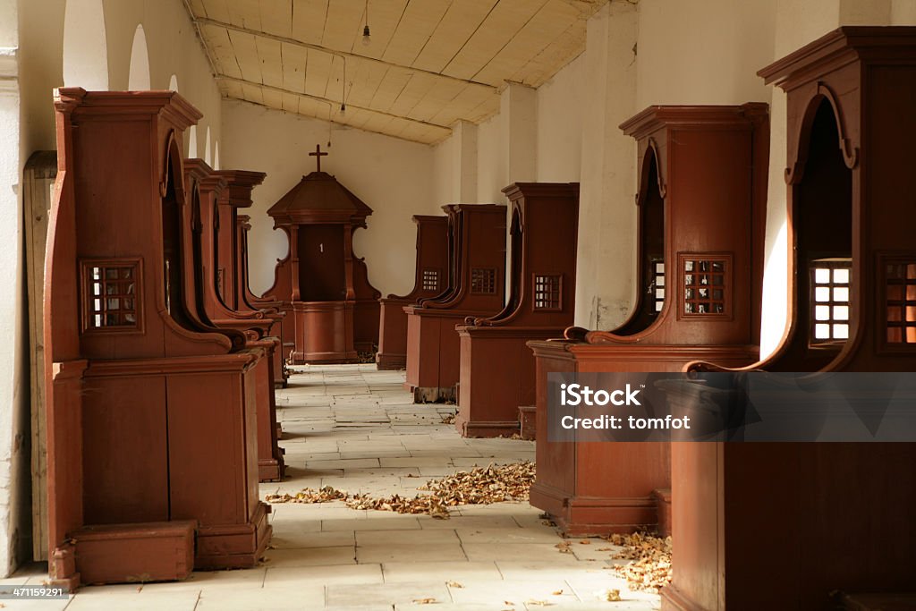 Due righe di confessionali separé in Monastero di corridoio - Foto stock royalty-free di Architettura