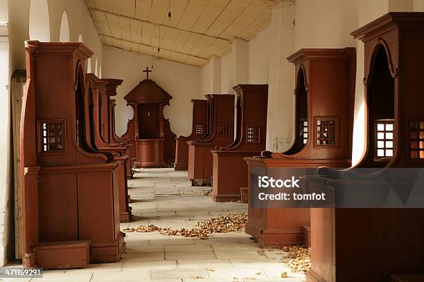 Duas Linhas De Confessionals Cabines No Mosteiro De Corredor - Fotografias de stock e mais imagens de Antigo