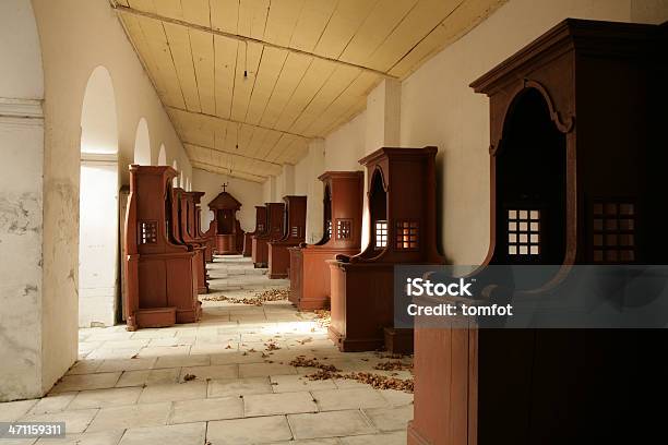 Due Righe Di Confessionali Separé In Monastero Di Corridoio - Fotografie stock e altre immagini di Architettura