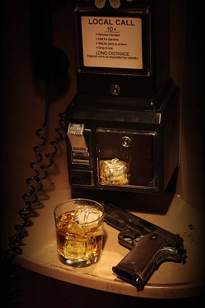 film-noir-phone booth-scotch und 42 5 - film noir style telephone booth gun whisky stock-fotos und bilder