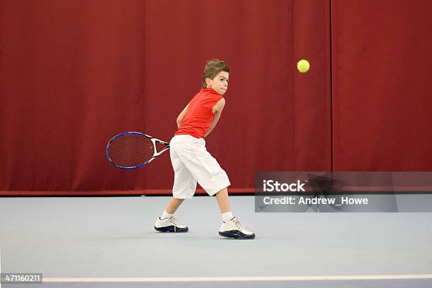 テニスコート - 1人のストックフォトや画像を多数ご用意 - 1人, 8歳から9歳, アクティブライフスタイル