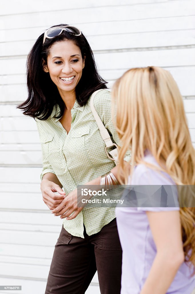 Felizes mulheres conversando na rua - Foto de stock de 20-24 Anos royalty-free