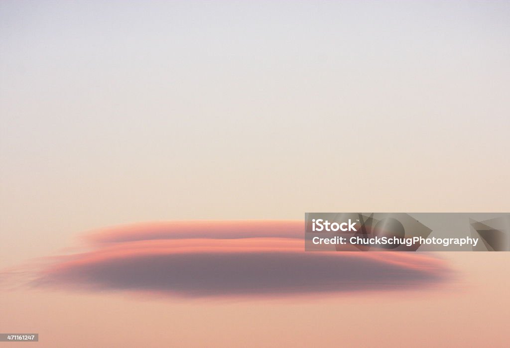 Nuvem Lenticular Pairando alienígena do pôr-do-sol - Foto de stock de Alienígena royalty-free