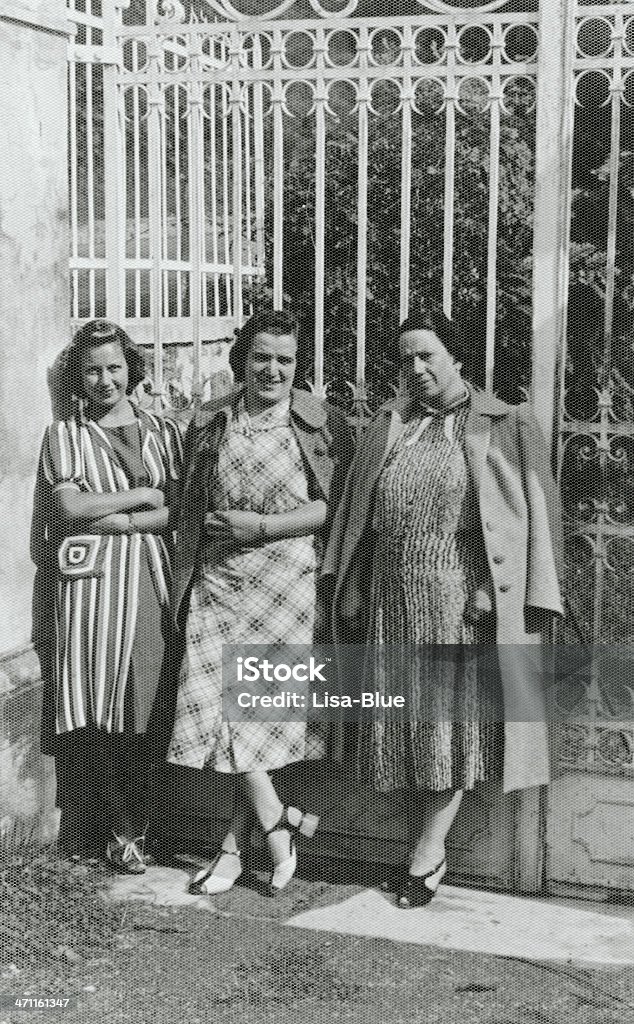 Três mulheres em um Road.1931, preto e branco - Royalty-free Estilo retro Foto de stock