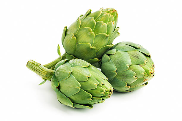 faites le plein d'artichauts, de trois vert frais et légumes isolés sur blanc cru - artichoke vegetable isolated food photos et images de collection