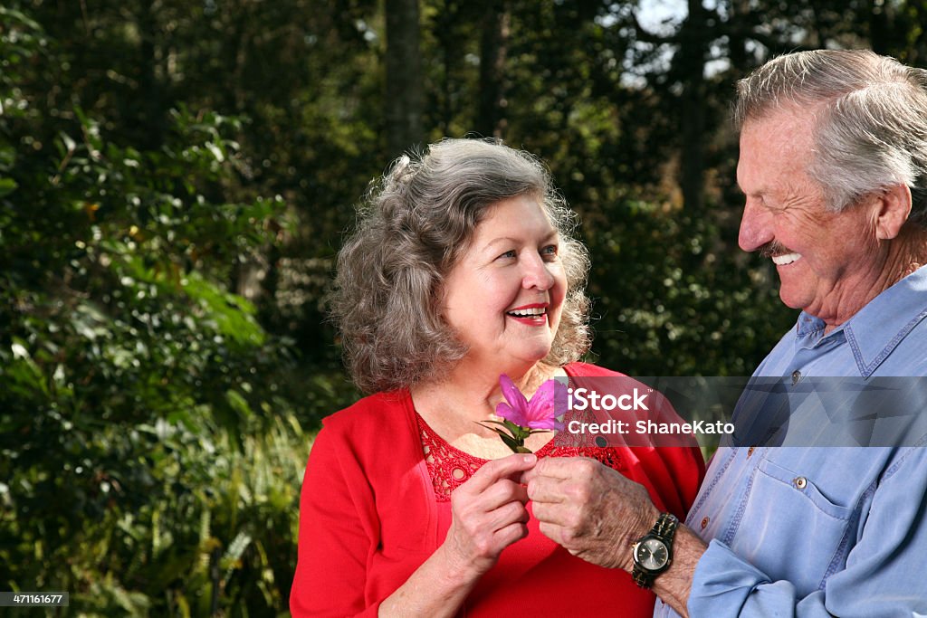 Attraente felice Senior coppia in amore attivo - Foto stock royalty-free di 60-69 anni