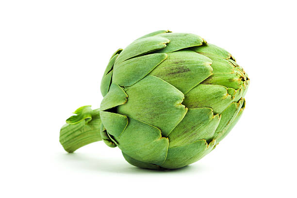 artichaut et vert frais et légumes véritables cœur, isolé sur blanc - artichoke vegetable isolated food photos et images de collection