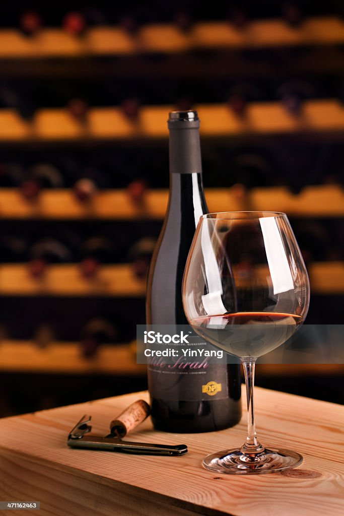 Degustacja wina czerwonego wina z butelki szklane, Korkociąg na produkcyjnych próbować - Zbiór zdjęć royalty-free (Alkohol - napój)
