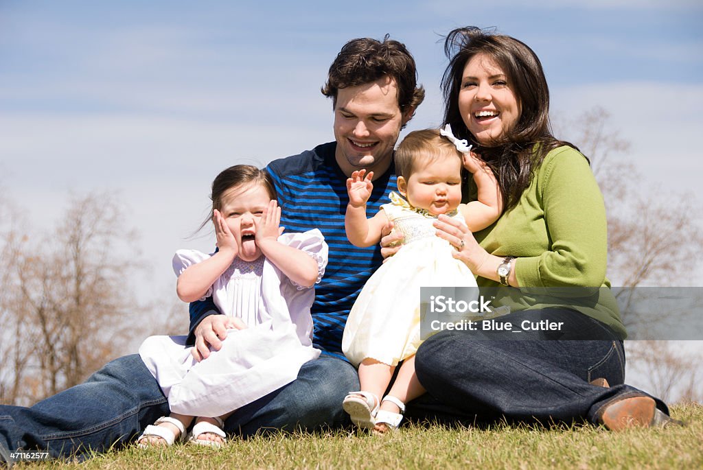Retrato ao ar livre na primavera para famílias - Foto de stock de Adulto royalty-free