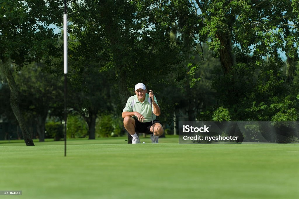 Senior Golfista preparar para colocar - Royalty-free Golfe Foto de stock