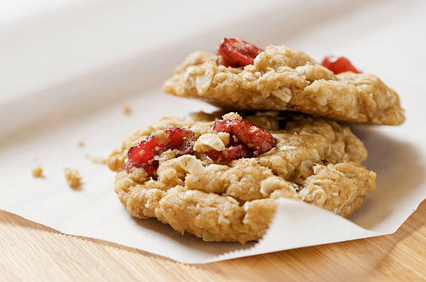 zwei gesunde haferflocken cranberry cookies xxl - cranberry stock-fotos und bilder