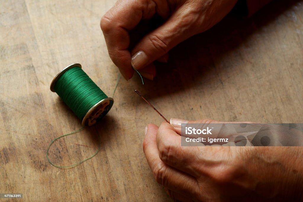 Roscado Senior manos de la aguja - Foto de stock de Aguja - Mercería libre de derechos