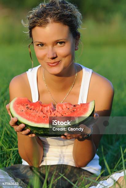 Photo libre de droit de Portrait Dune Jeune Femme Mangeant Pastèque Vert Herbe banque d'images et plus d'images libres de droit de Adulte