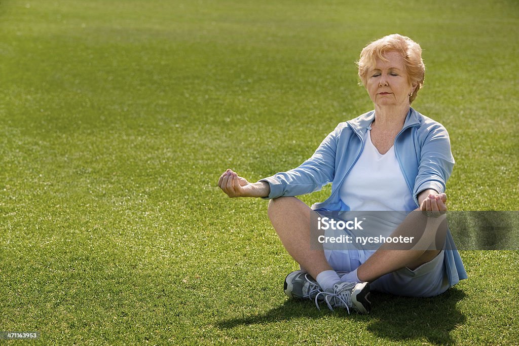 Sênior mulher fazendo yoga - Foto de stock de 65-69 anos royalty-free